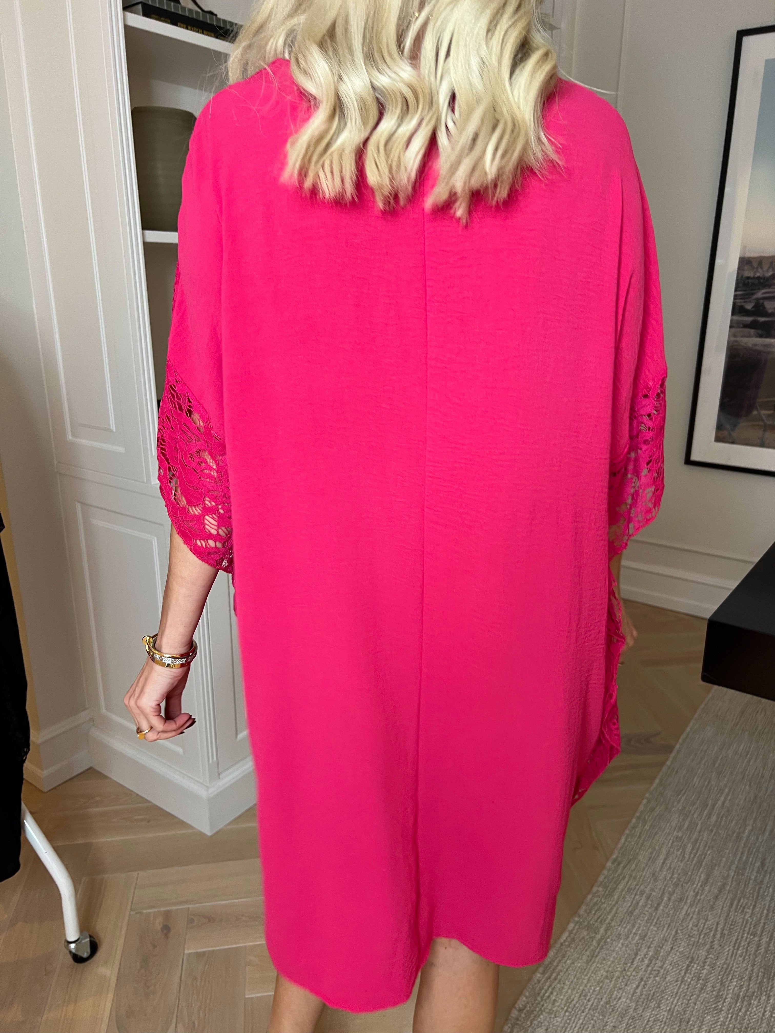 Frazzine - Kjole i løs pasform med blondekant ved ærmerne